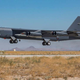 Un B-52H Stratofortress despega de la Base de la Fuerza Aérea Edwards, California, para realizar una prueba de misiles hipersónicos el 8 de agosto de 2020